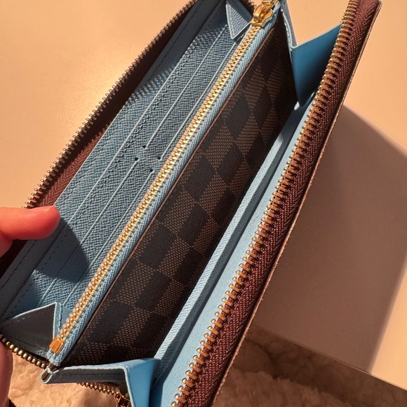 (Limited Edition) Louis Vuitton 2017 Christmas Animation Penguin Clemence Wallet - Picture 4 of 9